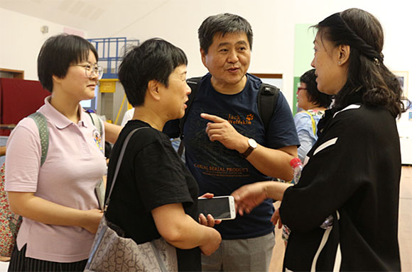 江苏常熟理工学院领导及教师特地远道而来观看展览