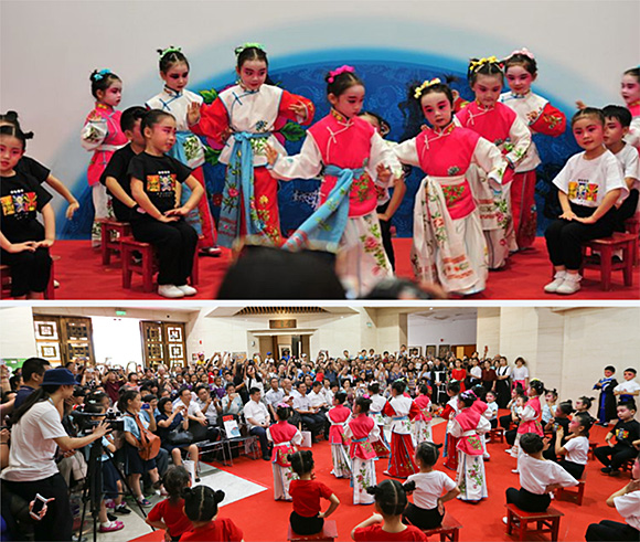 北京五一幼儿园的小朋友在大展开幕式上表演《戏迷宝宝》