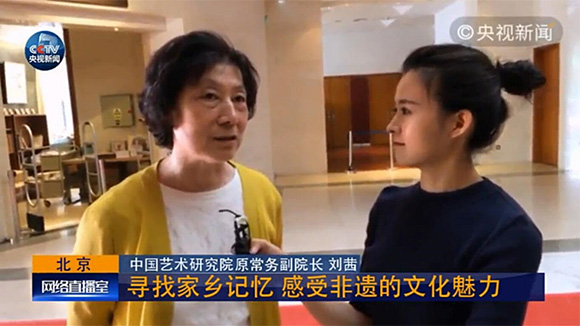 中央电视台央视新闻记者在大展现场采访中国艺术研究院原常务副院长、本次大展的总指导刘茜