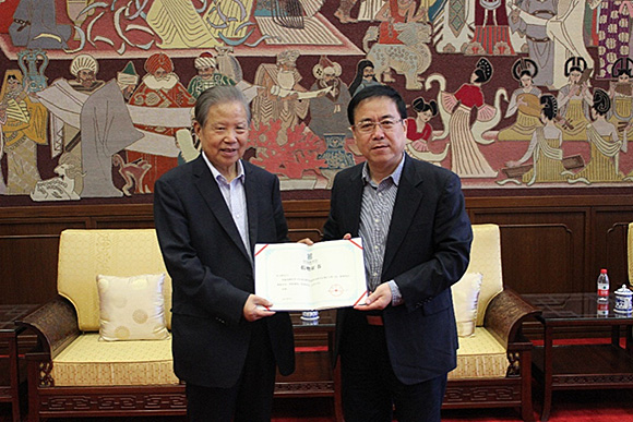 孙一钢代表国家图书馆为任玉岭先生颁发捐赠证书