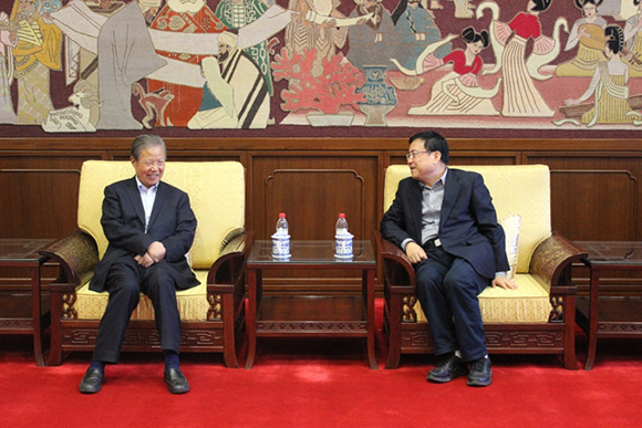 任玉岭与孙一钢亲切交谈